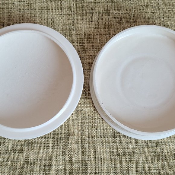 Large vintage round trinket jar jewelry box. - Picture 7 of 10